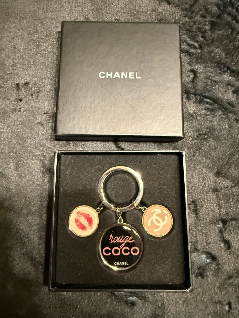 CHANEL Black and Pink Rouge Coco Logo Keychain with Kiss & CC Charms - Picture 2 of 5
